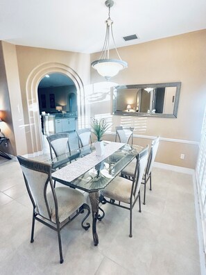 Dining - Spacious 4 bed 3 bath heated pool home with hot tub in prime Cape Coral location (Cape Coral)