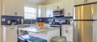 2 Mi to Town: Bright Home w/ Deck in McDonough!