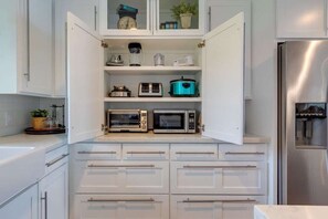 Kjøleskap, mikrobølgeovn, ovn og kokeplater