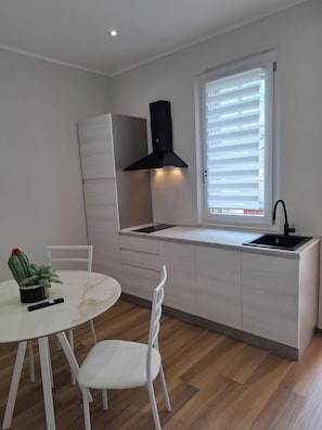 Deluxe Condo, Garden View | Private kitchen - Garden Lodge (Piacenza)