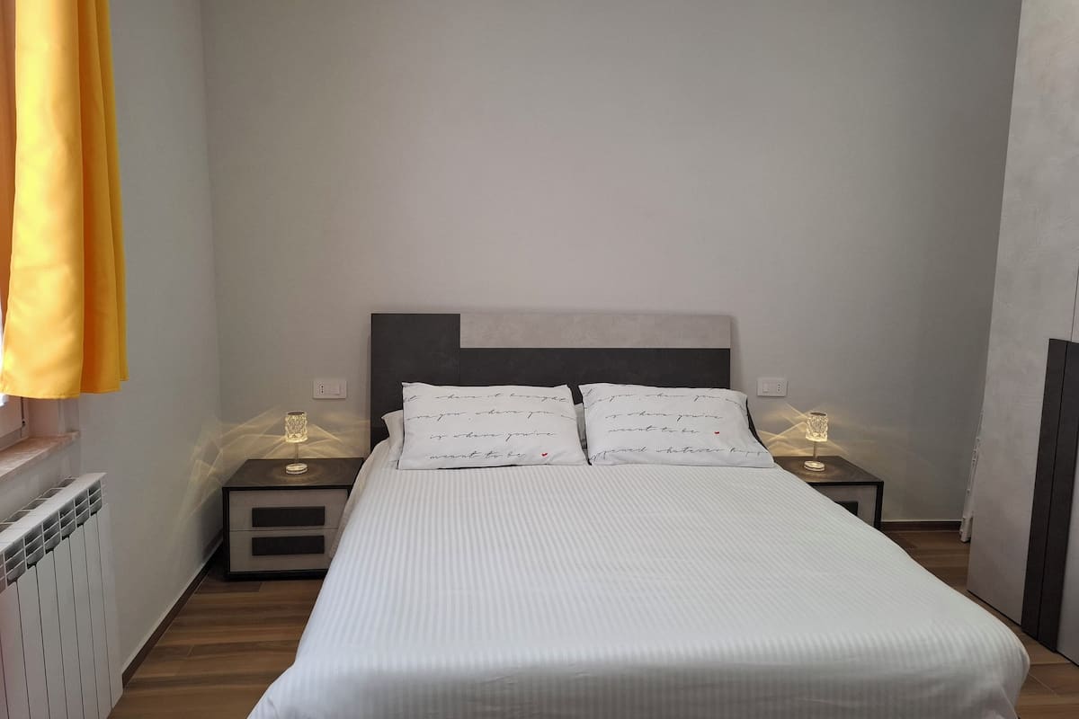 Deluxe appartement, uitzicht op tuin | Verduisterende gordijnen, een strijkplank/strijkijzer, gratis wifi