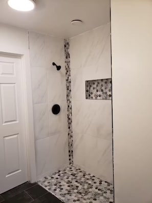 Dusche, Handtücher, Seife, Toilettenpapier