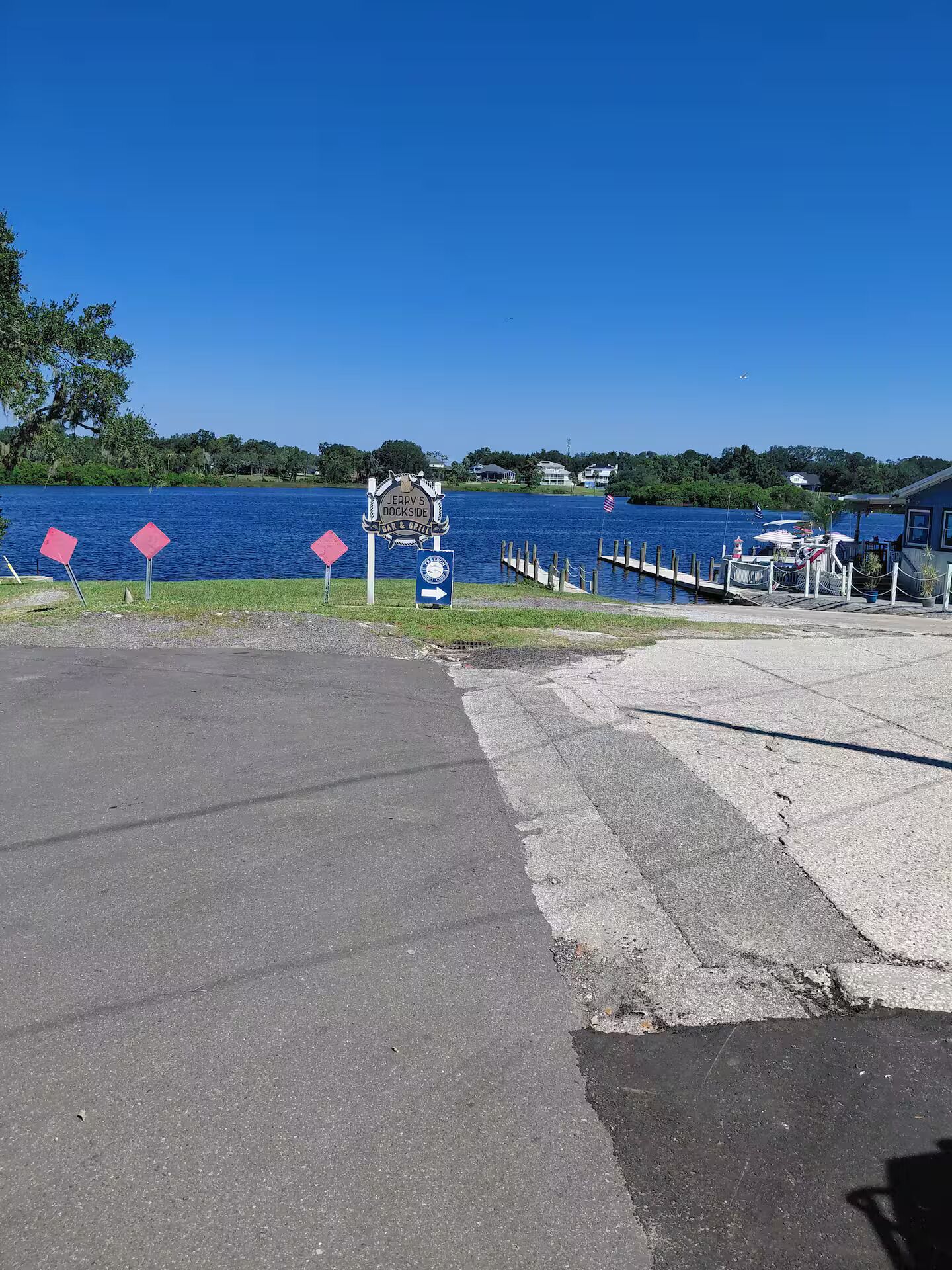 Udsigt over vandet med en ankomstbro, et skilt med 