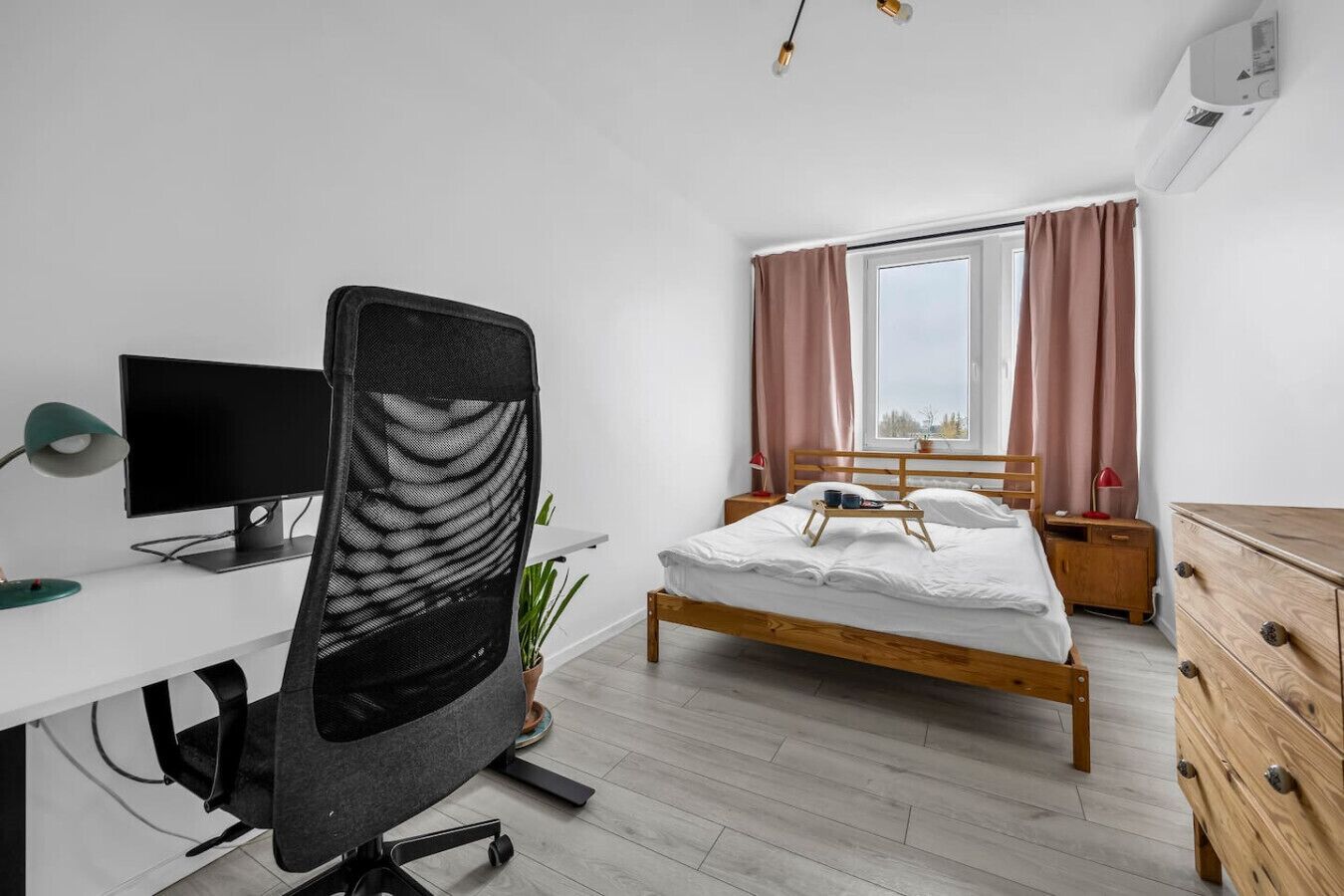 Desk, iron/ironing board, WiFi, bed sheets