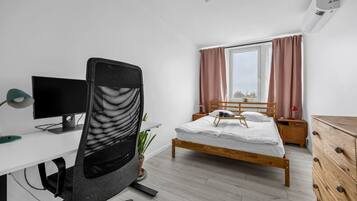 Desk, iron/ironing board, WiFi, bed sheets