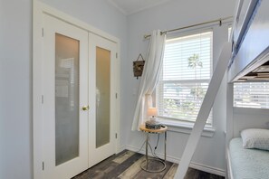 4 bedrooms, desk, iron/ironing board, Internet - Group-Friendly Hot Tub Haven in Galveston! (Galveston)