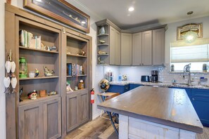 Fridge, microwave, stovetop, dishwasher - Group-Friendly Hot Tub Haven in Galveston! (Galveston)