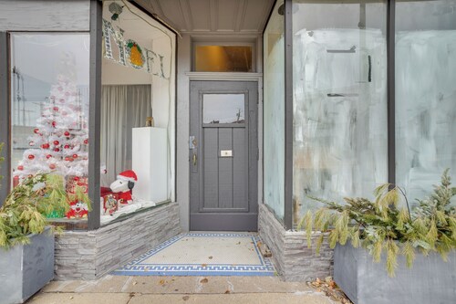 1 Mi to Lake Michigan! Urban Racine Apartment