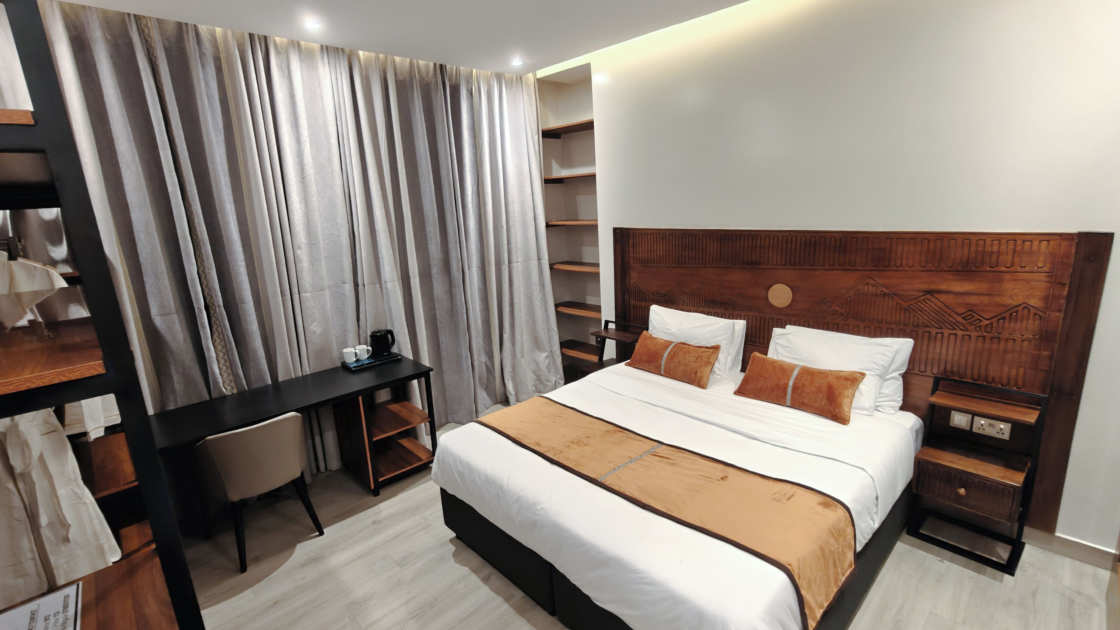 Une chambre d’hôtel avec un grand lit, un bureau et une armoire.