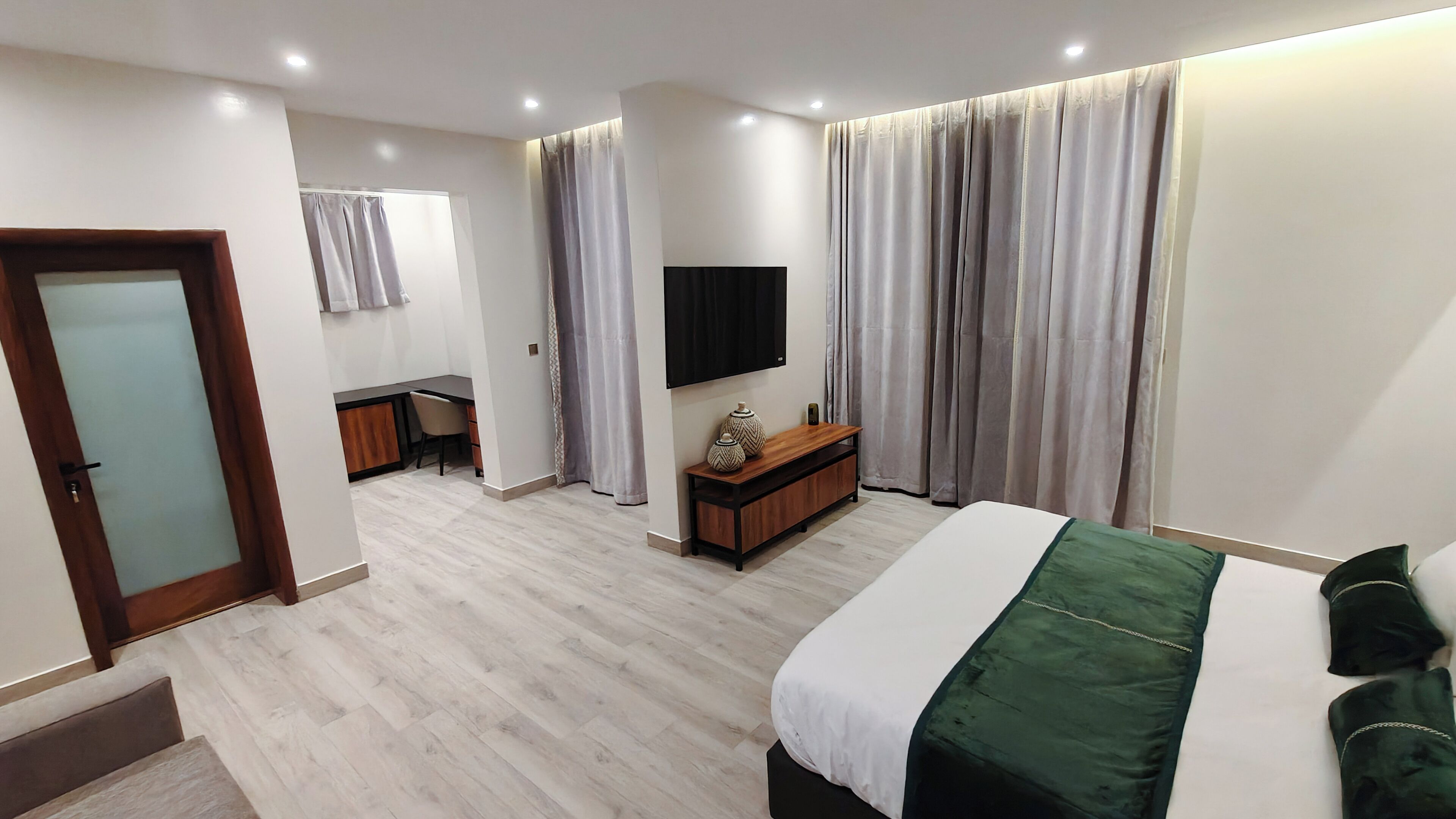 ห้องดีลักซ์ดับเบิลหรือทวิน | ตู้นิรภัยในห้องพัก, ผ้าม่านกันแสง, เตารีด/โต๊ะรีดผ้า, Wi-Fi ฟรี