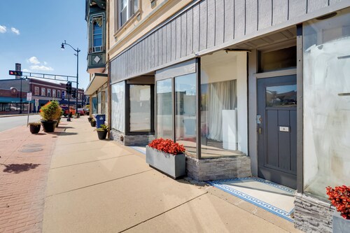 Walkable Racine Retreat! 1 Mi to Lake Michigan