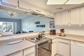 Fridge, microwave, stovetop, dishwasher - Queensbay Resort: Walk to Bridge, Village & Ferry (Lake Havasu City)