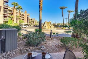 Outdoor dining - Queensbay Resort: Walk to Bridge, Village & Ferry (Lake Havasu City)