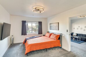 2 bedrooms, Internet, bed sheets - Queensbay Resort: Walk to Bridge, Village & Ferry (Lake Havasu City)