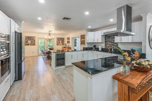 Fridge, microwave, stovetop, dishwasher - Near 5th Ave & Beach! Family-Friendly Naples Home (Naples)