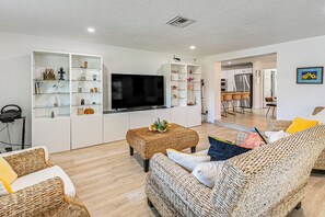 TV - Near 5th Ave & Beach! Family-Friendly Naples Home (Naples)