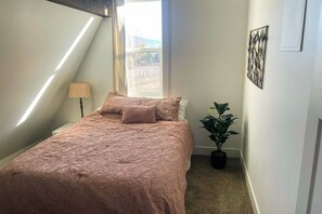 2 bedrooms, iron/ironing board, internet, bed sheets