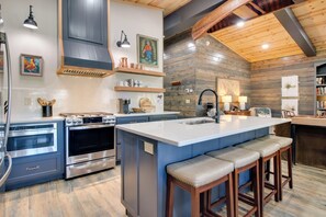 Fridge, microwave, stovetop, dishwasher