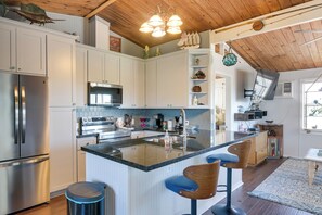 Fridge, microwave, stovetop, dishwasher - < 1 Mi to Sea Isle Beach, Nautical Home w/ Hot Tub (Galveston)