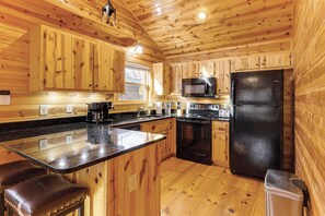 Fridge, microwave, stovetop, dishwasher - Fish & Hike: Wooded ‘Circle P Cabin’ in Murphy (Murphy)