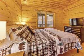 2 bedrooms, desk, iron/ironing board, Internet - Fish & Hike: Wooded ‘Circle P Cabin’ in Murphy (Murphy)