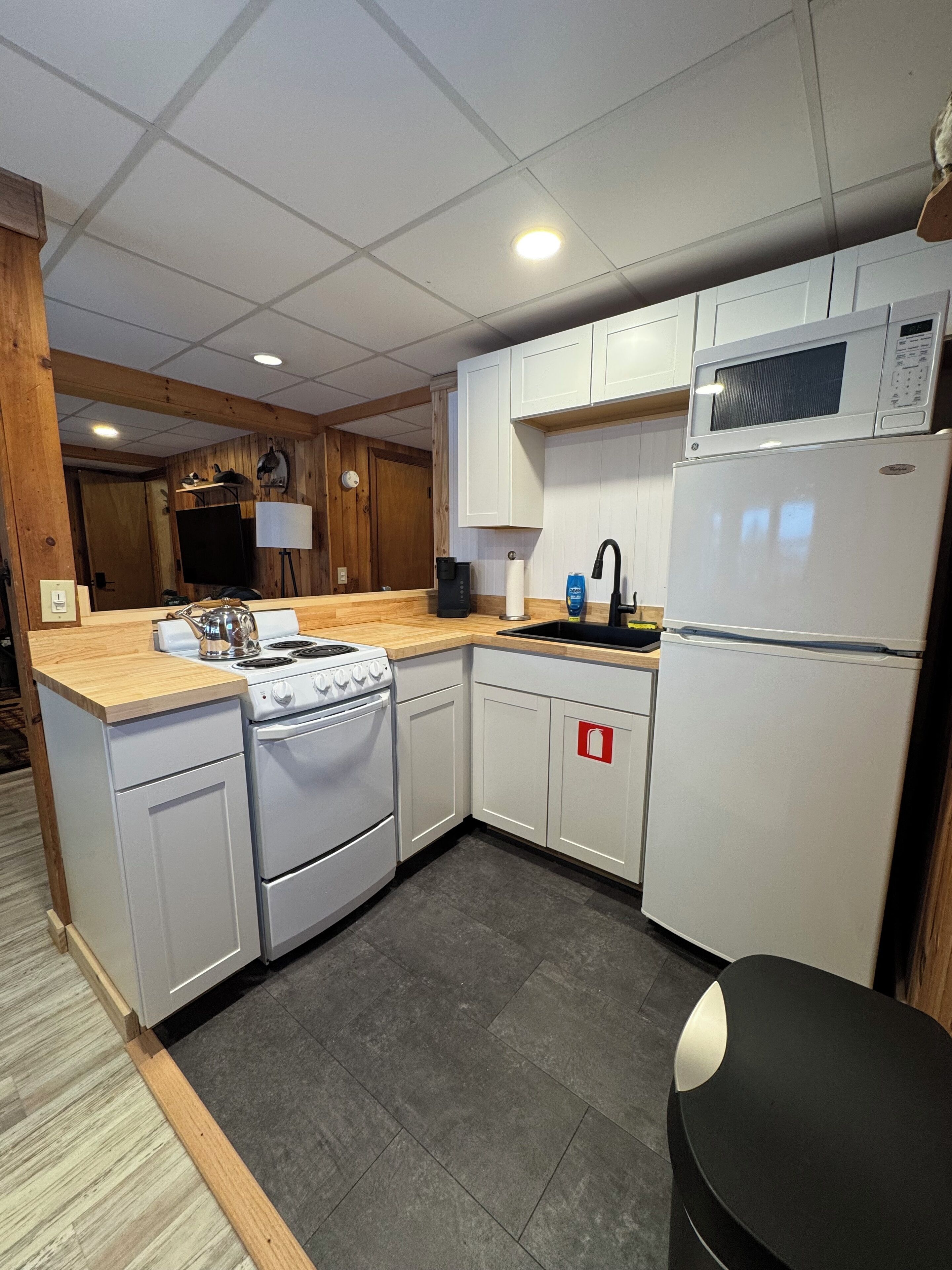 冷蔵庫、電子レンジ、オーブン、コンロ