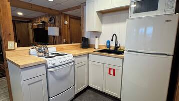 Een koelkast, een magnetron, een oven, een kookplaat