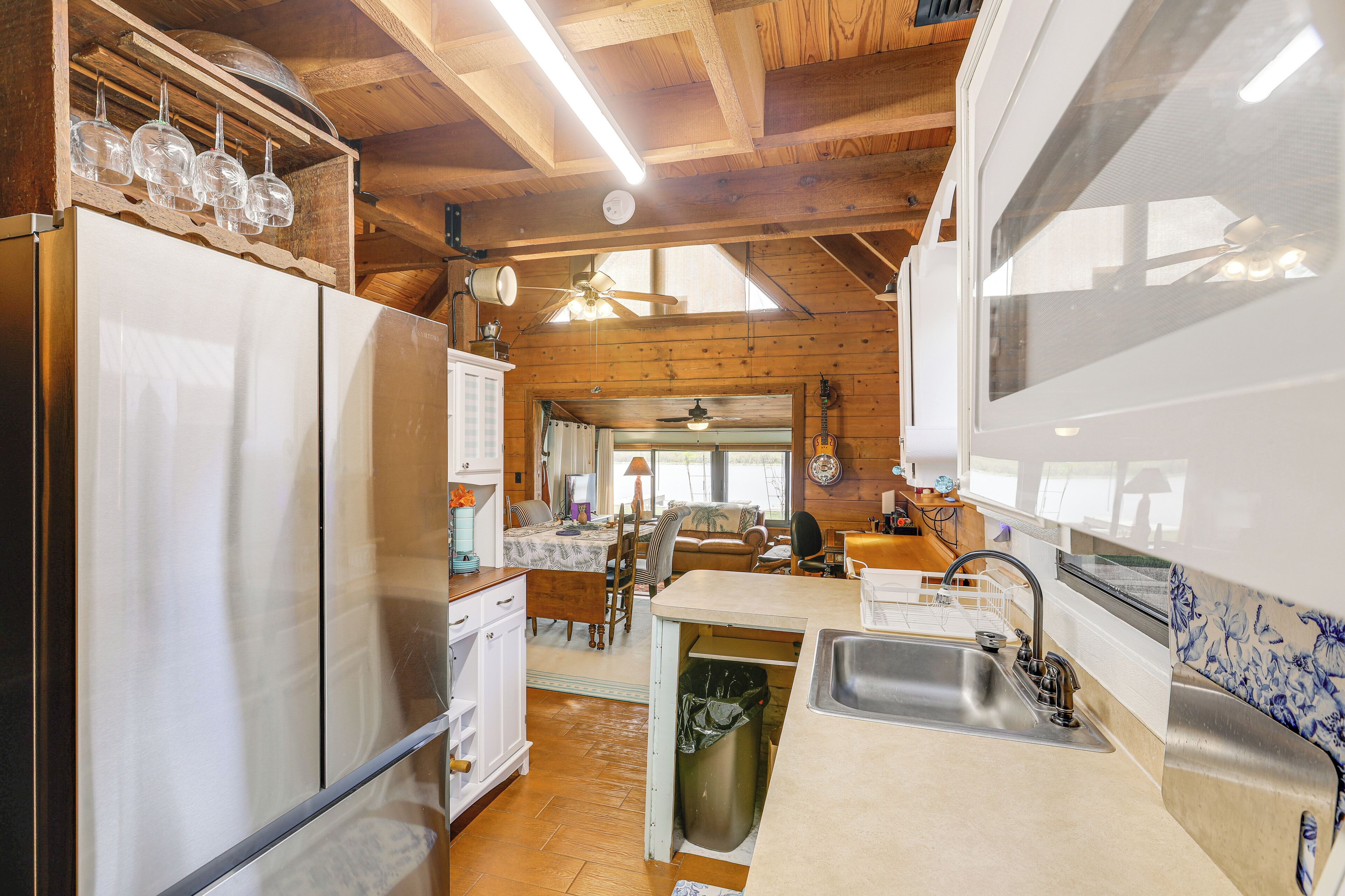 Kjøleskap, mikrobølgeovn, kokeplater og kaffetrakter/tekoker