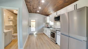 Réfrigérateur, plaque de cuisson, cafetière/bouilloire