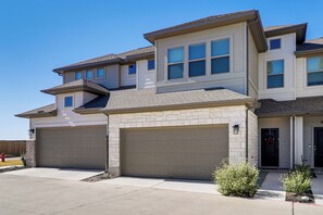 Exterior - < 2 Mi Kalahari & Dell Diamond! Modern Townhome (Round Rock)