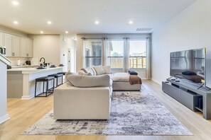 TV - < 2 Mi Kalahari & Dell Diamond! Modern Townhome (Round Rock)