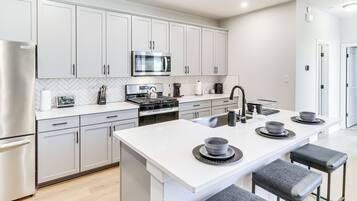 Fridge, microwave, stovetop, dishwasher