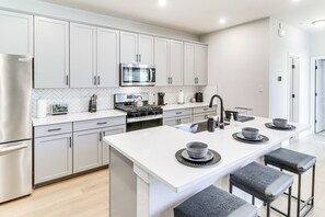 Fridge, microwave, stovetop, dishwasher - < 2 Mi Kalahari & Dell Diamond! Modern Townhome (Round Rock)