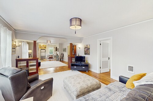 Cozy, vintage home located in quiet eclectic & neighborhood close to downtown.