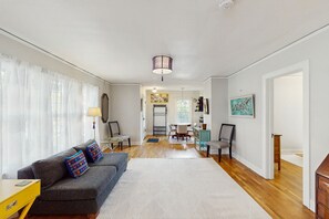 Televisie, een open haard en boeken