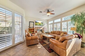 Smart TV, video games, books, stereo - Premier Desert Retreat•Private Fairway Pool•Steps from Coachella & Stagecoach (Indio)