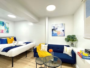 Iron/ironing board, WiFi, bed sheets - Academic Scholar: Modern Apt Near WesternU &Trails (London)