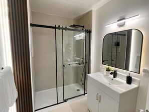 Shower, hair dryer, towels, soap - Academic Scholar: Modern Apt Near WesternU &Trails (London)