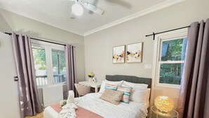 Une chambre à coucher avec un lit, une table de chevet et une fenêtre avec des rideaux.