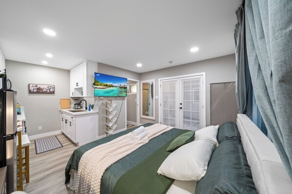 1 bedroom, desk, free WiFi, bed sheets - Modern Studio w King Bed, Full Kitchen, Gated Yard (Spring Valley)