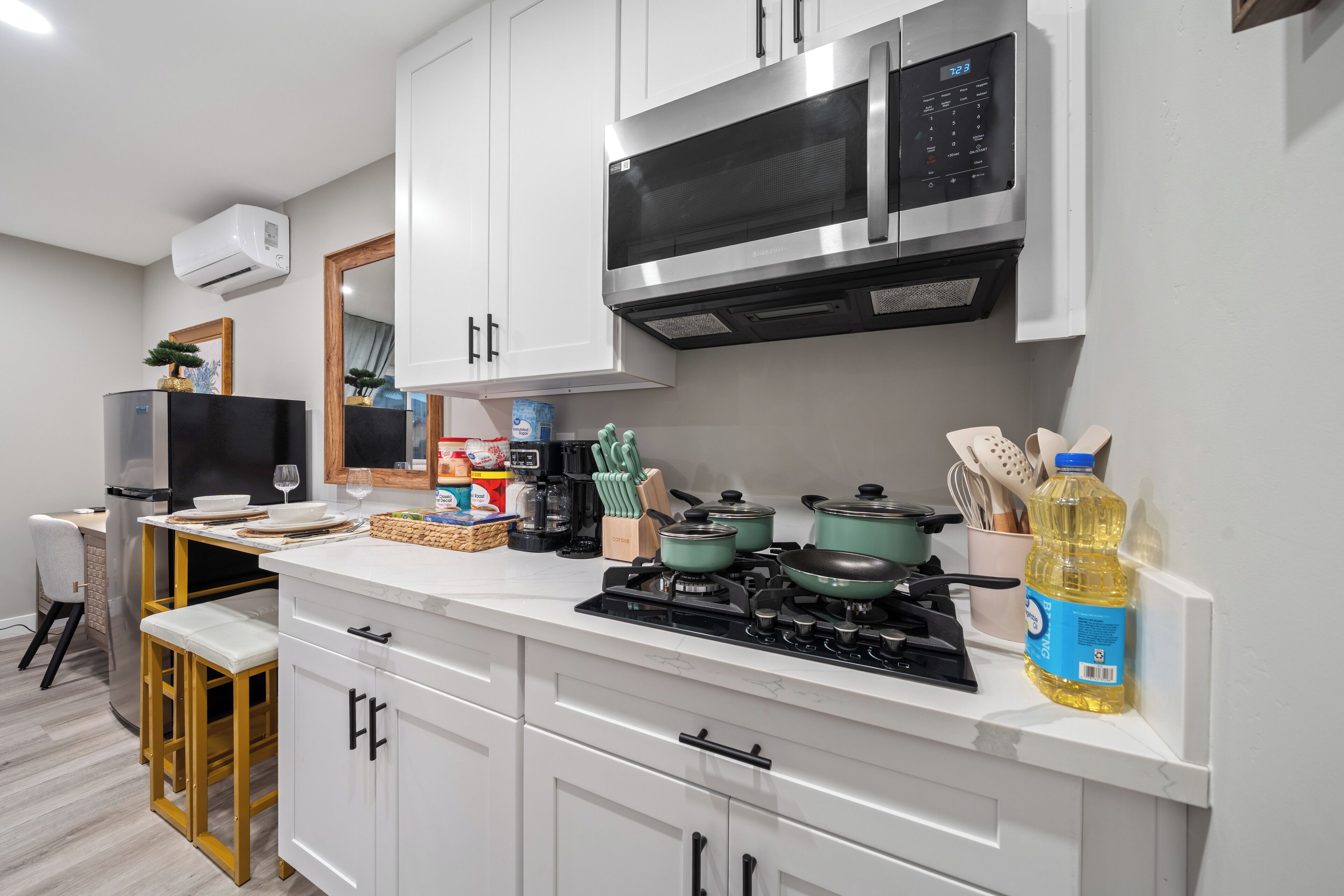 Kjøleskap, mikrobølgeovn, kokeplater og kaffetrakter/tekoker