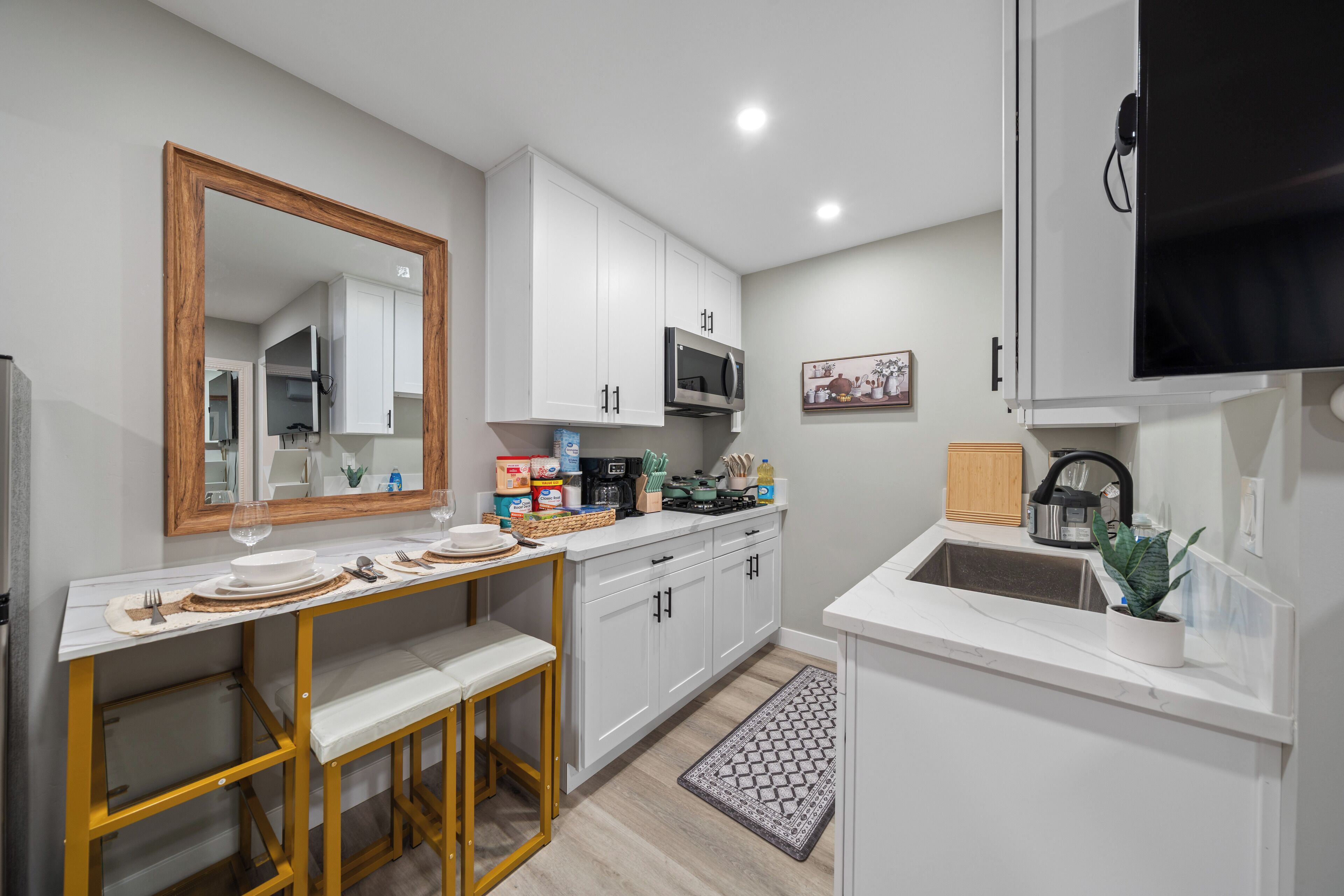 Refrigerador, microondas, parrilla de estufa y cafetera y tetera 