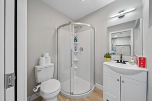 Shower, eco-friendly toiletries, hair dryer, towels - Modern Studio w King Bed, Full Kitchen, Gated Yard (Spring Valley)