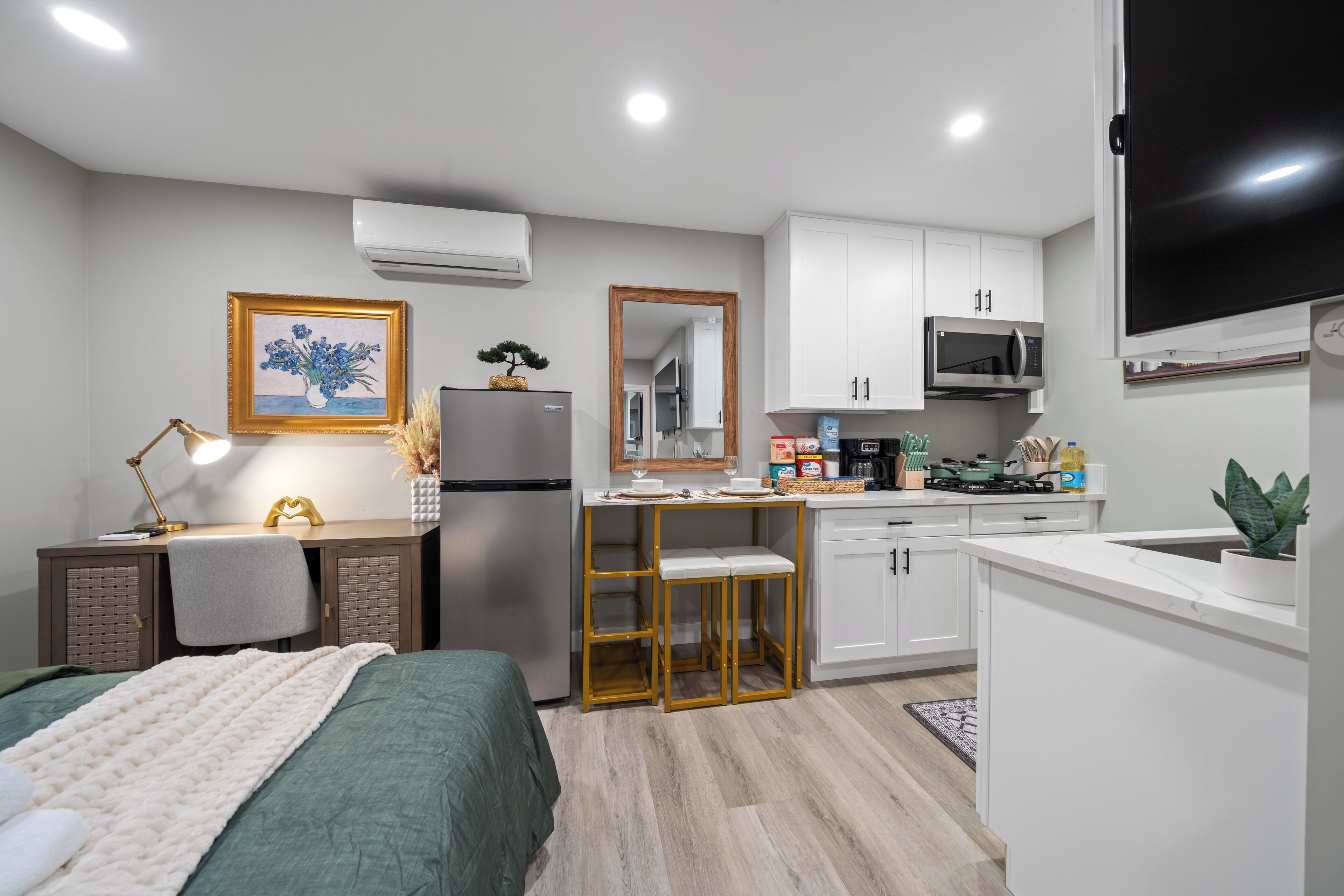 1 bedroom, desk, free WiFi, bed sheets