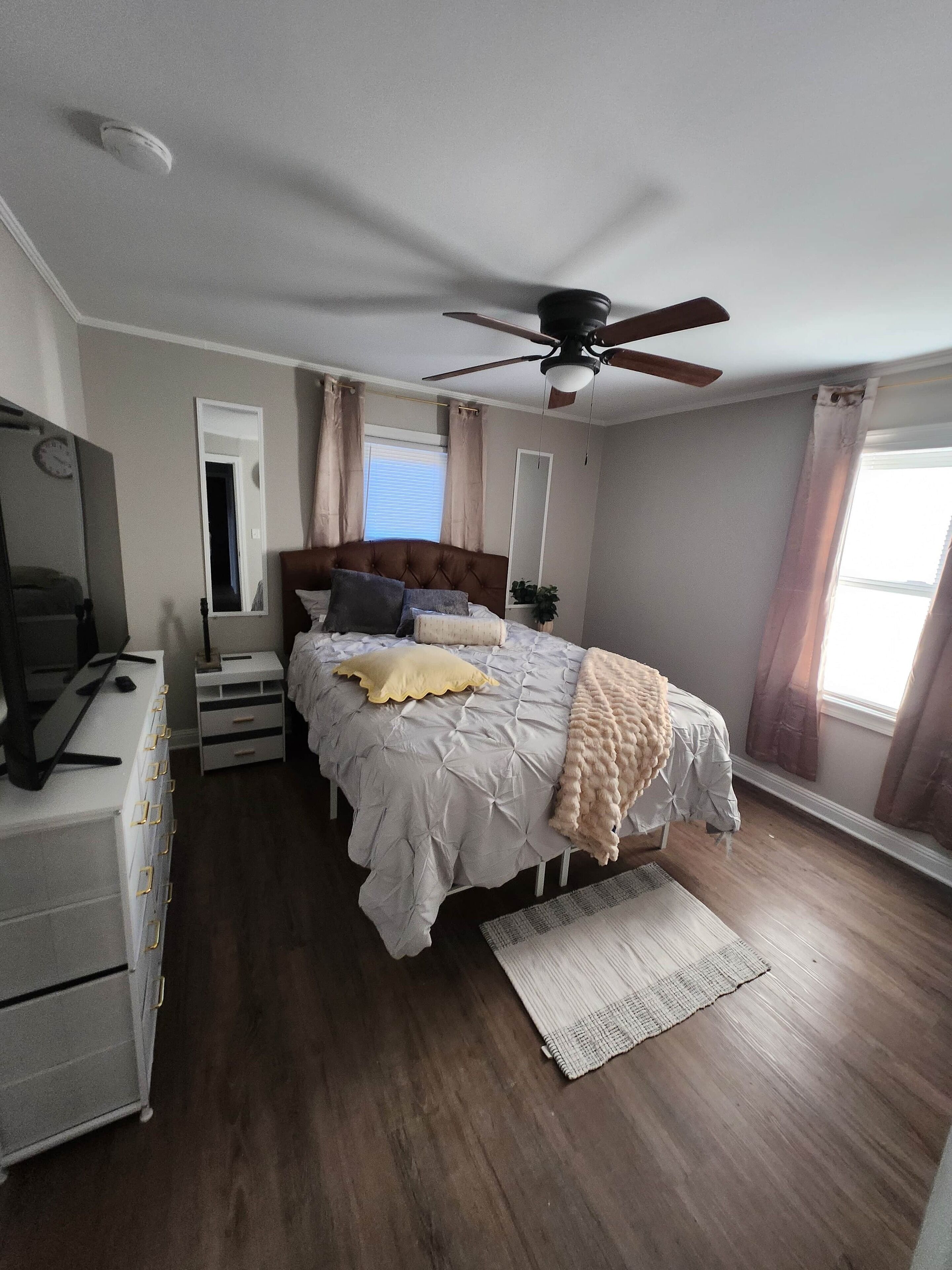 2 habitaciones, escritorio, tabla de planchar con plancha y wifi gratis 