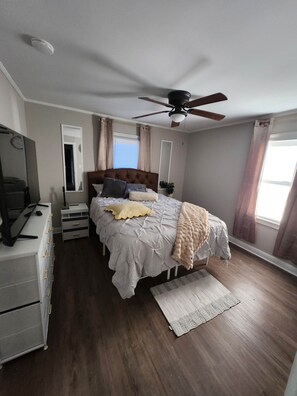 2 soverom, skrivebord, strykejern/-brett og wi-fi (inkludert)