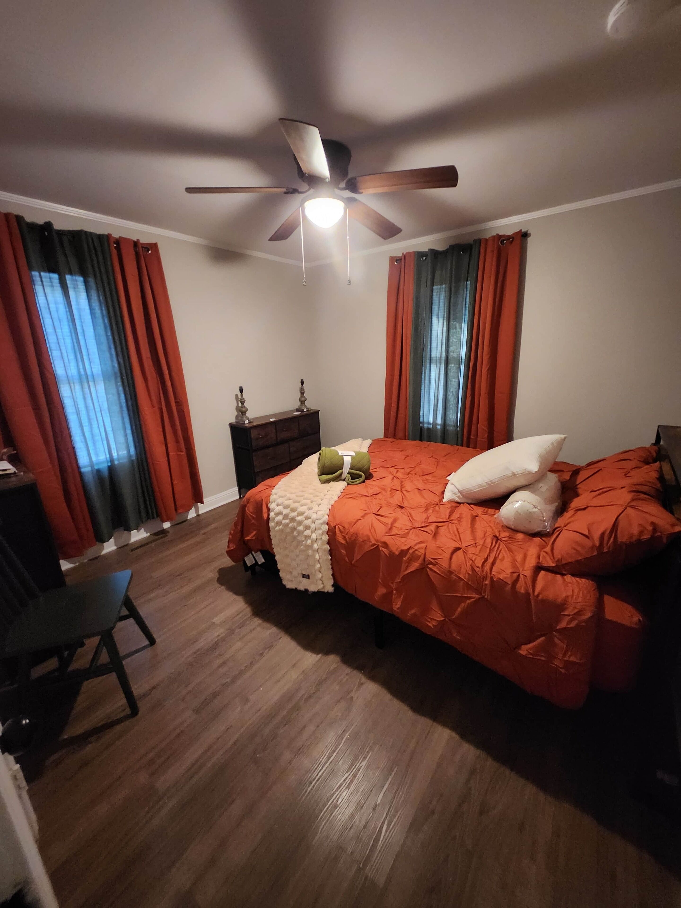 2 bedrooms, desk, iron/ironing board, WiFi (free)