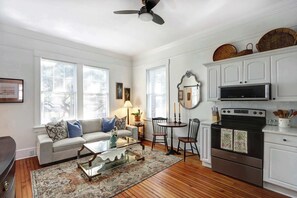 TV - Charming 2BR/1BA in a Restored 1920s Savannah Home (Savannah)