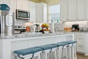 Fridge, microwave, oven, stovetop - Sea Isle Beach| Fenced Yard and Kayak (Galveston)