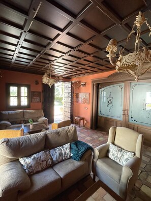 المنشأة من الداخل